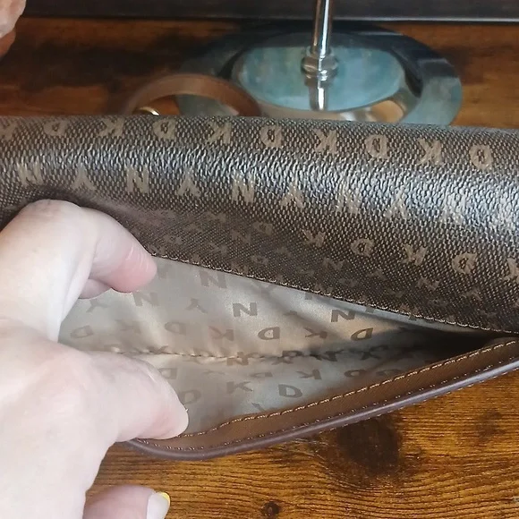 NEW!! DKNY Signature Logo Brown Bryant Flap Over Shoulder Bag/crossbody/ Clutch - Picture 9 of 17